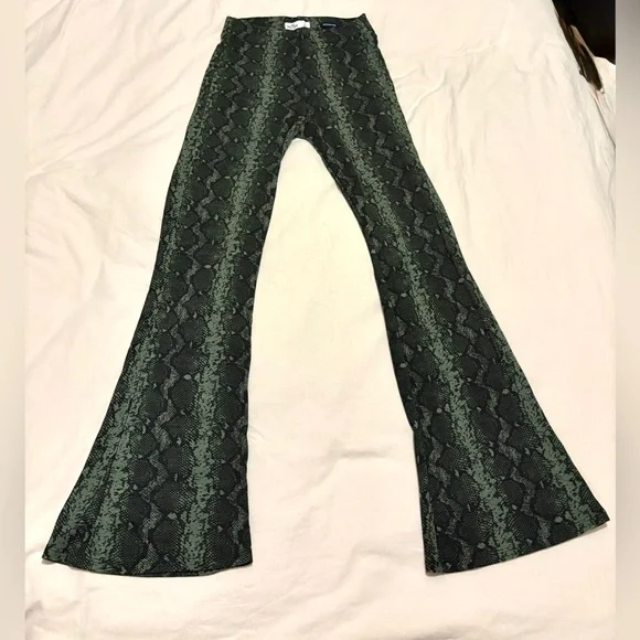 Ultra High Rise Hollister Green Snake Print Bell Bottom Flare Leggings Size S - Picture 1 of 4